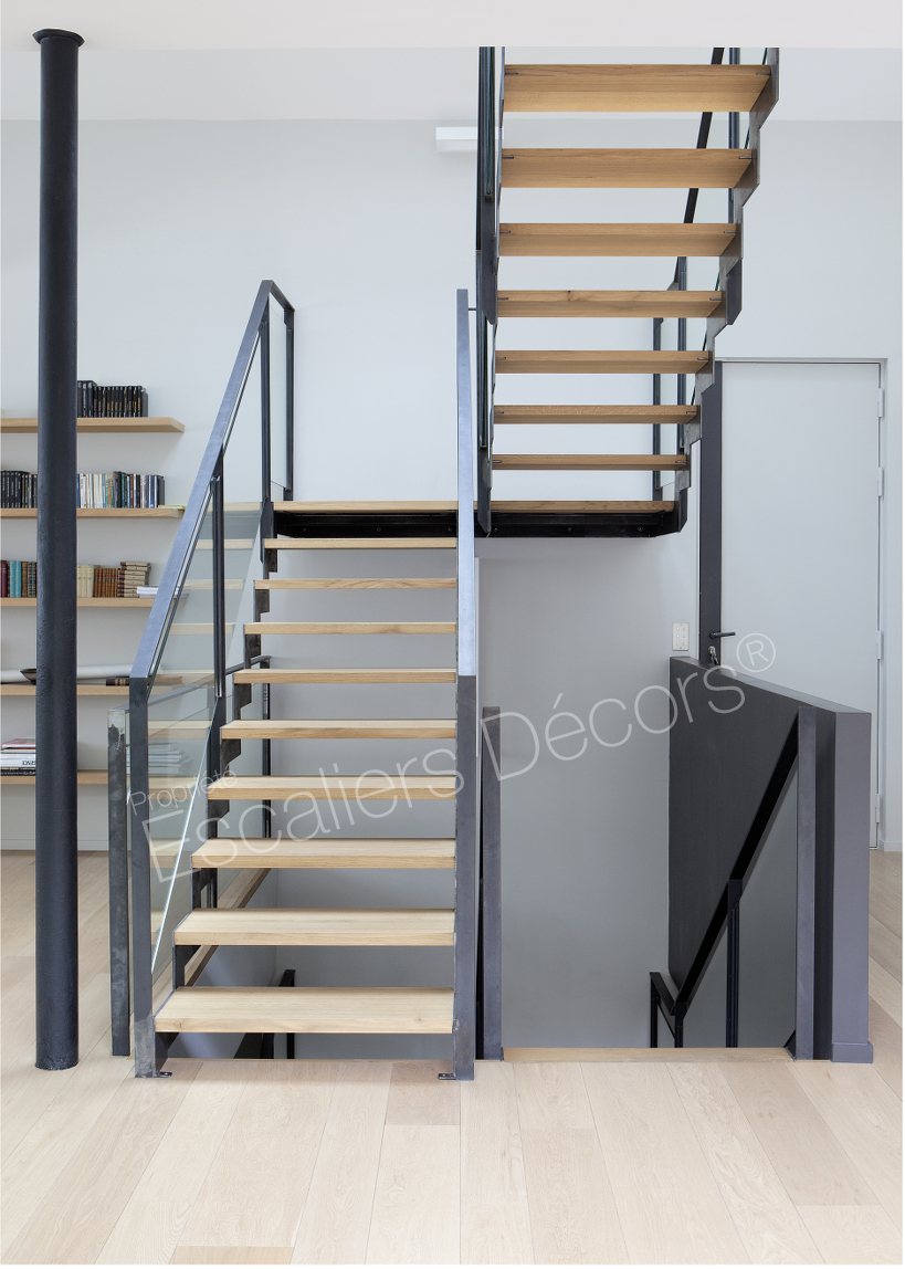 Photo DT127 - ESCA'DROIT® 2/4 Tournants avec Palier Intermédiaire. Escalier d'intérieur design en acier, bois et verre pour un intérieur type loft. Vue 8